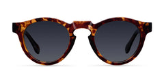 Modelo Dayo en color Tigris Carbon