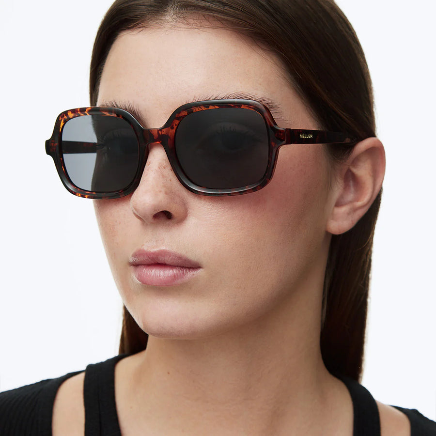 Persona usando lentes Meller de forma oversized