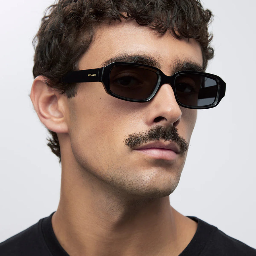 Persona usando lentes Meller Azzi All Black de forma rectangular