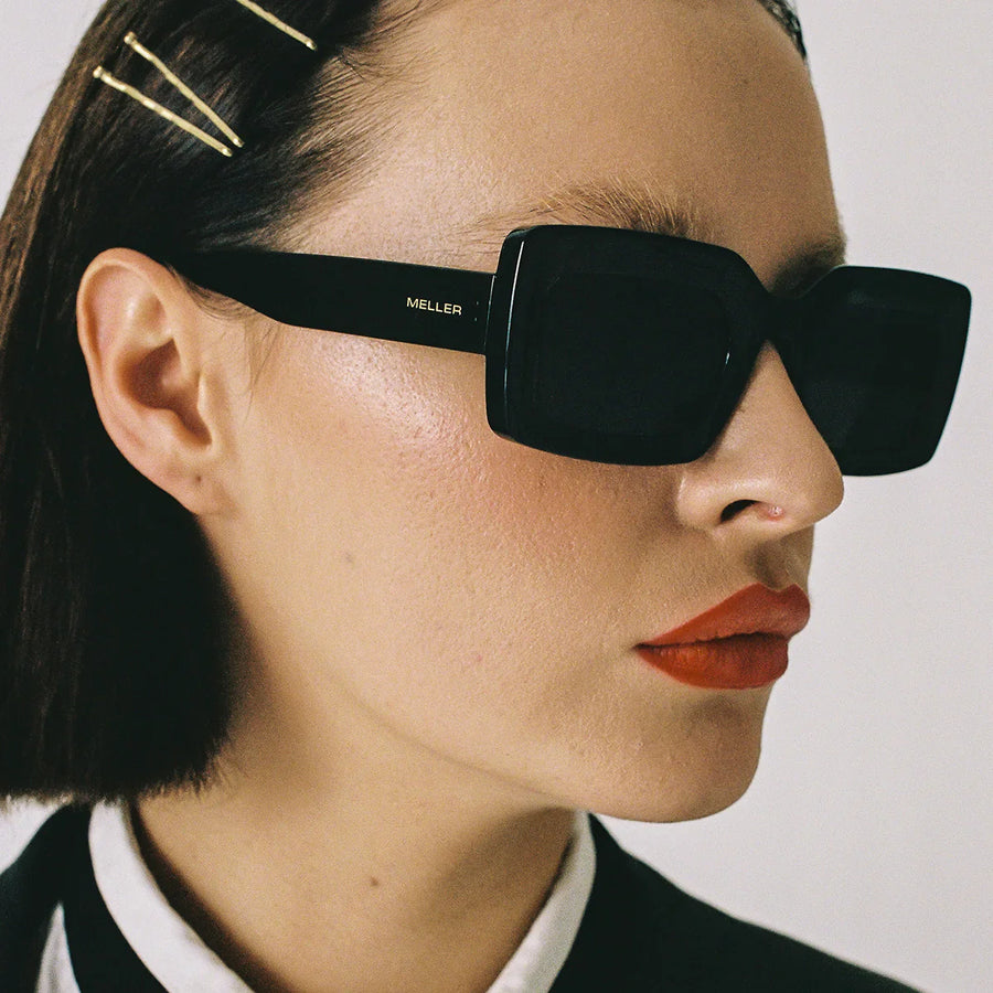Persona usando lentes Meller de forma oversized