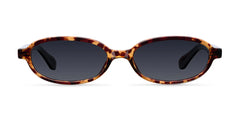 Modelo Osei en color Tigris Carbon