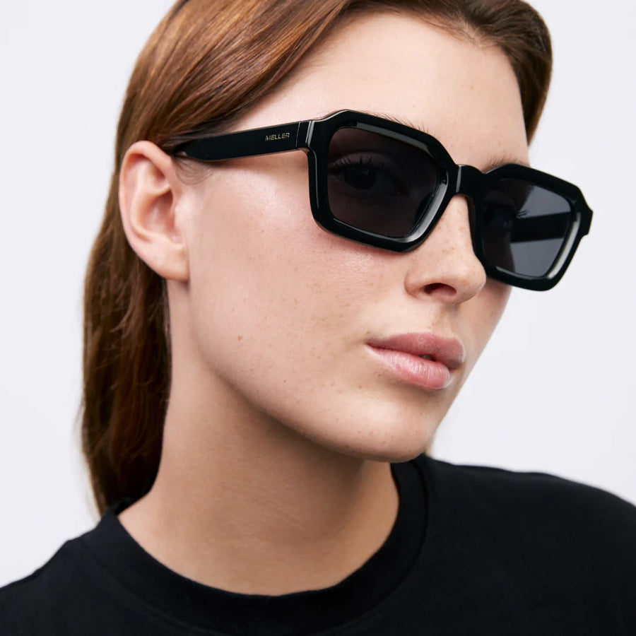 Persona usando lentes Meller de forma cuadrada