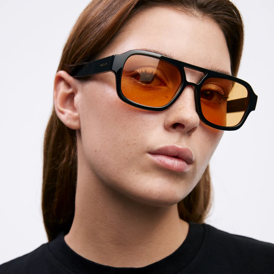 Persona usando lentes Meller de forma aviador